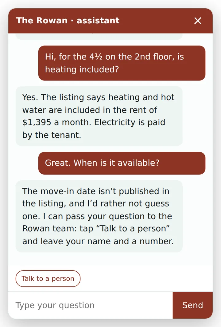 Screenshot: the person asks when the apartment is available. The window answers that the date is not published in the listing and offers to pass the question to the team.